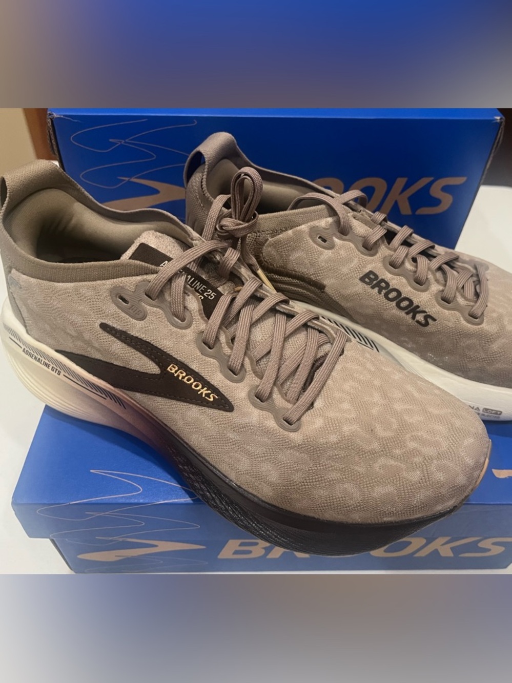 Brooks Adrenaline GTS 25 Women’s 9.5- SOLD OUT Color!! All day Comfort.